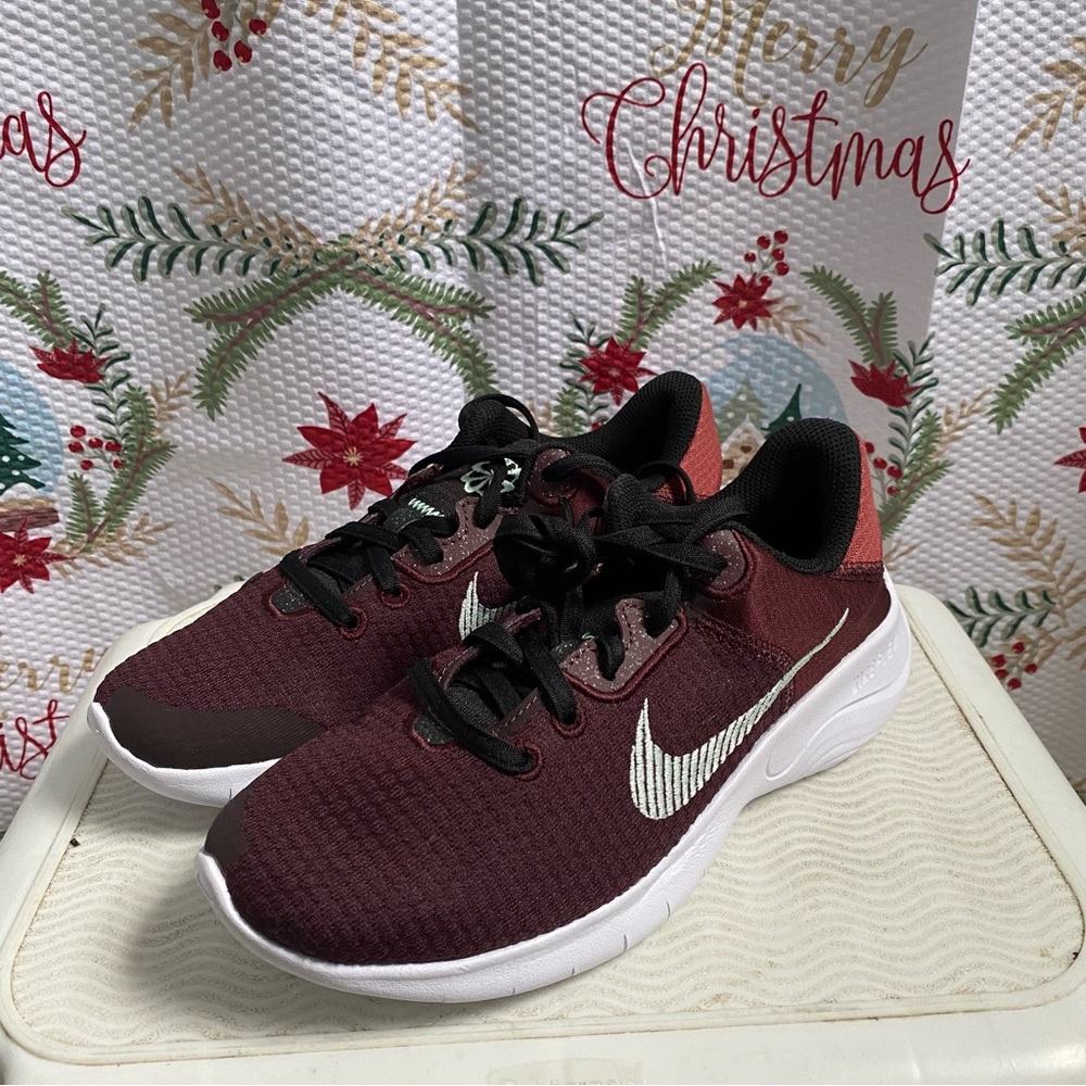 Women’s Nike Flex experience 11 size 6